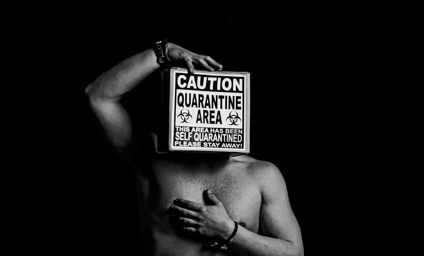 Stay Away, autoritratto con cartello Quarantine Area